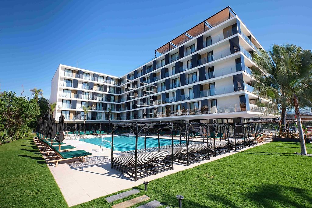 Estimar Marina Farnals 5 & Two, Beleuchteter Pool bei Dämmerung.