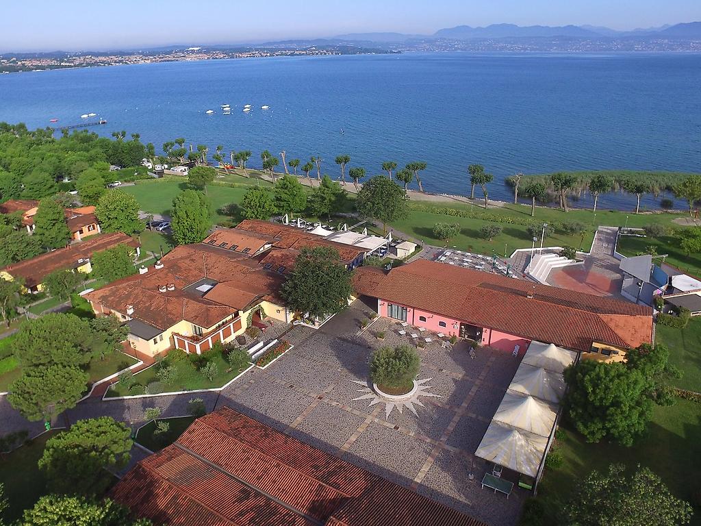 The Garda Village, Luftaufnahme der weitläufigen Ferienanlage mit Bungalows, Pools und Grünflächen.