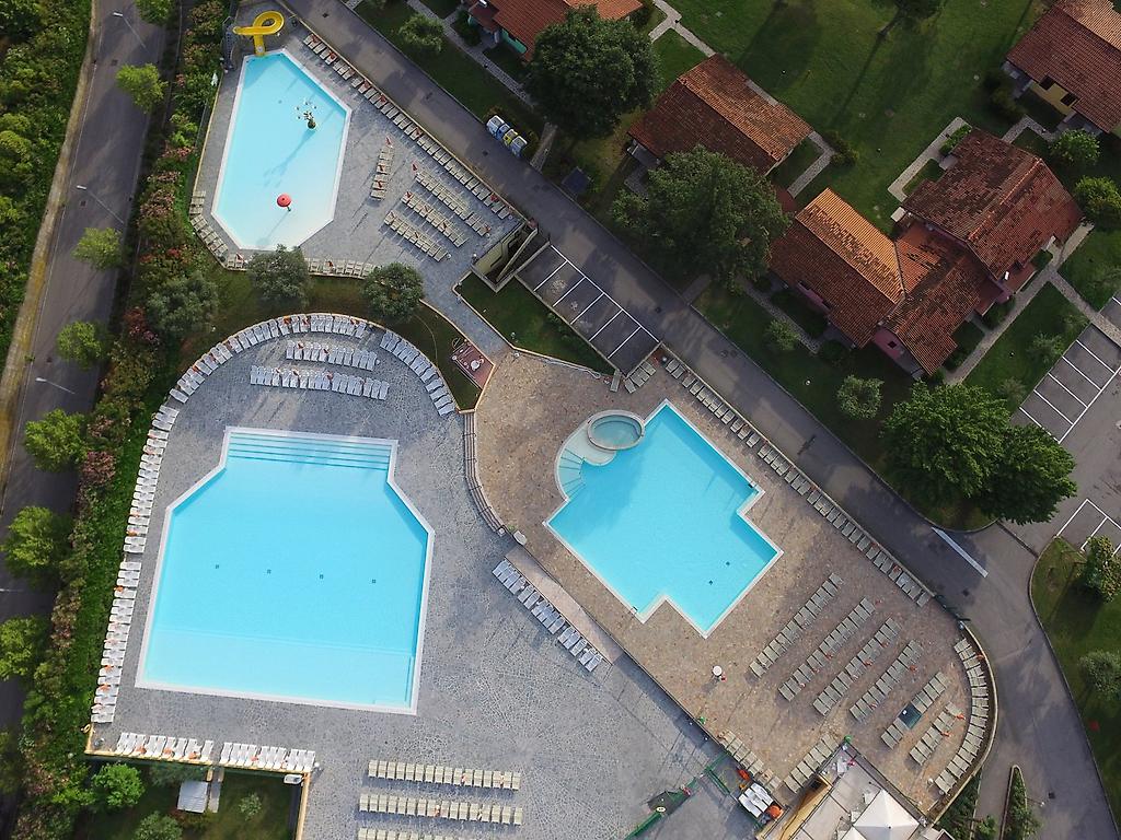 The Garda Village, Blick von oben auf die geschwungenen Formen der Poolanlage.