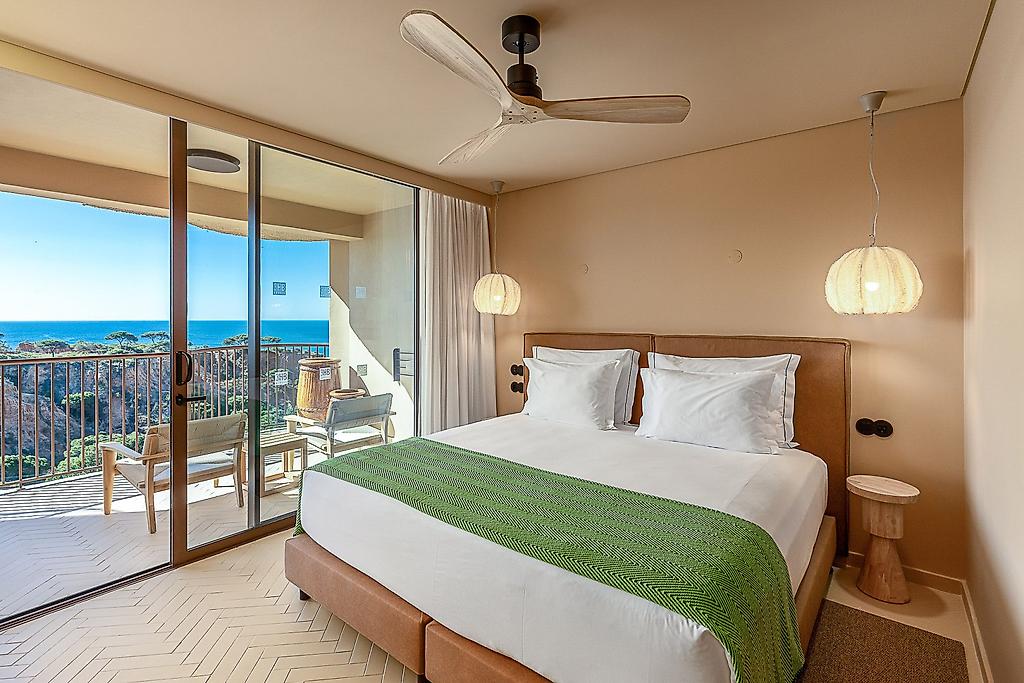 3HB Falésia Beach, Superior-Suite mit Balkon und weitem Panorama-Meerblick.
