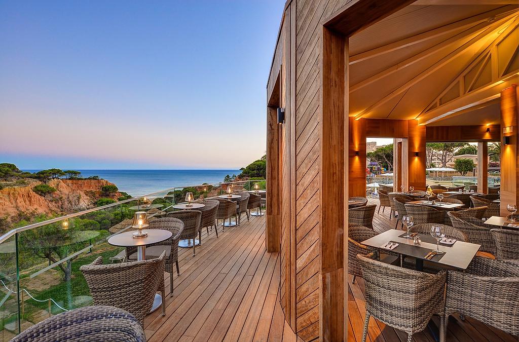 3HB Falésia Beach, Eingedeckte Tische im Restaurant mit Blick auf den Außenbereich.