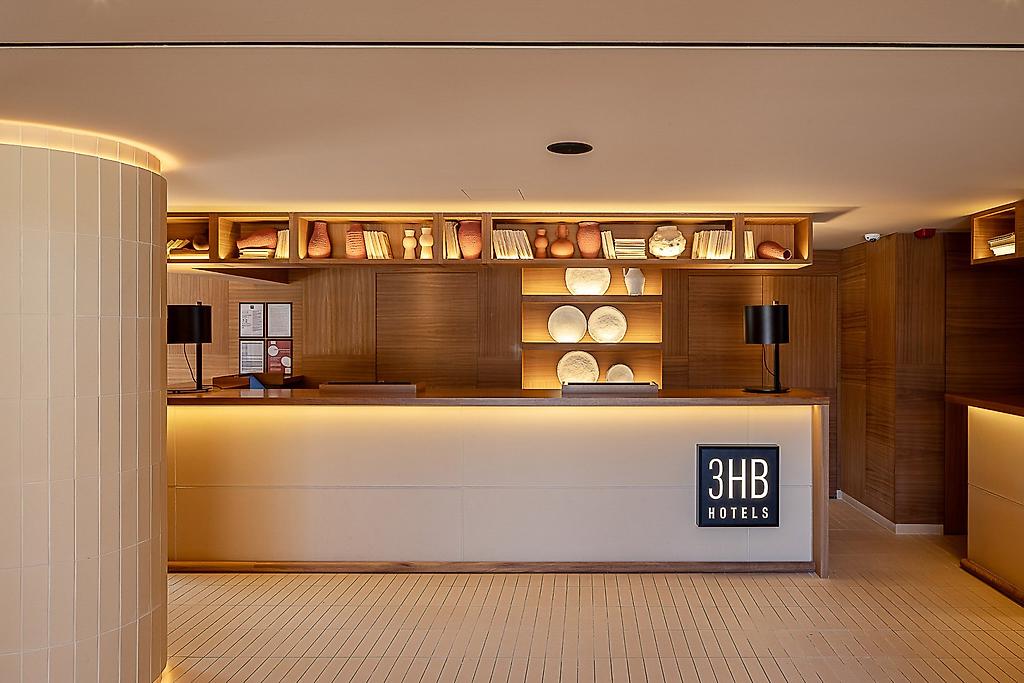 3HB Falésia Beach, Weitläufige, modern gestaltete Hotellobby mit hohen Decken und stylischen Sitzgruppen.