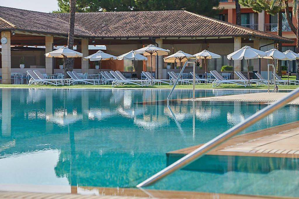 Hipotels Hipocampo Palace & Spa, Sonnenterrasse am Pool mit zahlreichen Liegen.