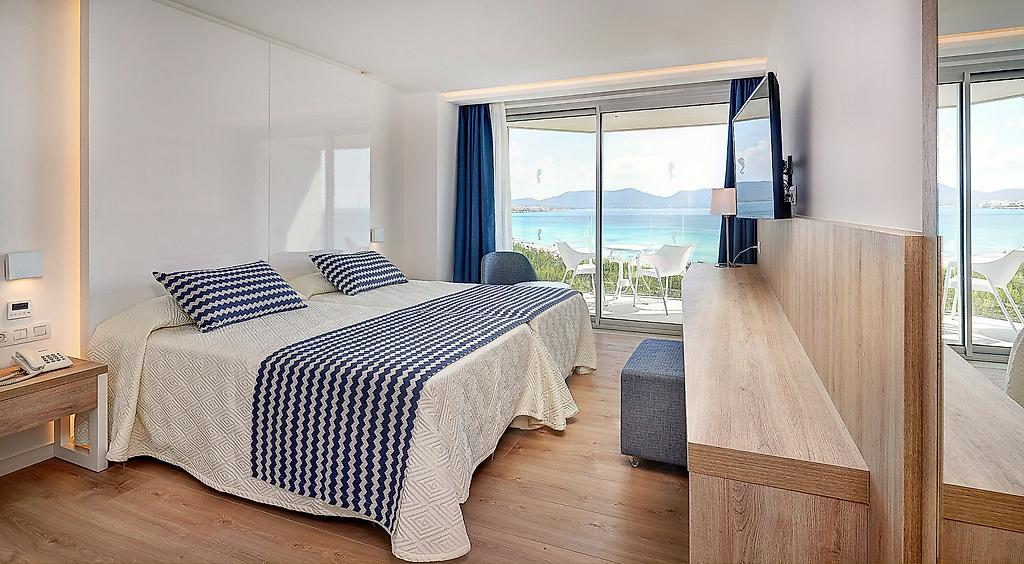 Hipotels Bahía Cala Millor, Modernes Zimmer mit Doppelbett und ruhigen Farben.