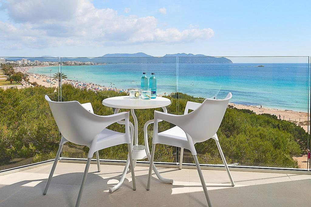 Hipotels Bahía Cala Millor, Zimmeransicht mit harmonischer Farbgestaltung.