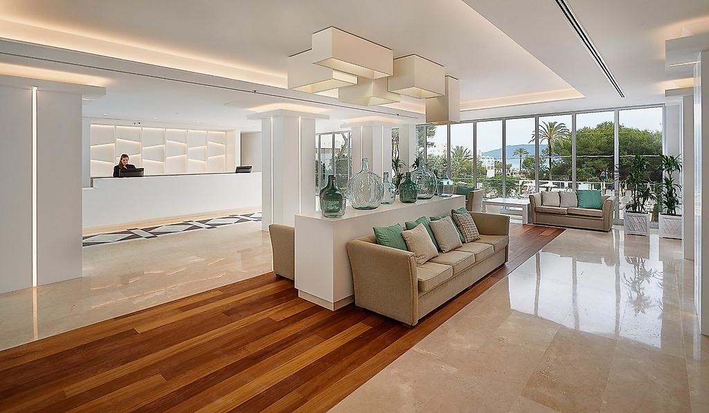 Hipotels Bahía Cala Millor, Moderne Lobby mit Sitzinseln und Empfang.