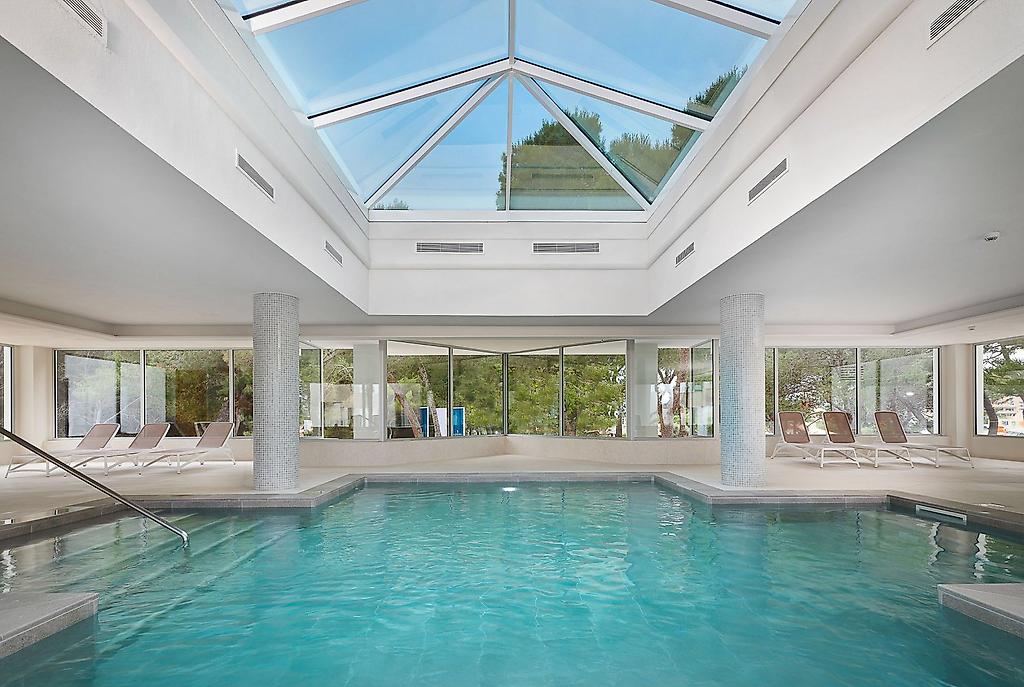 Hipotels Bahía Grande, Innenpool mit Massagedüsen.