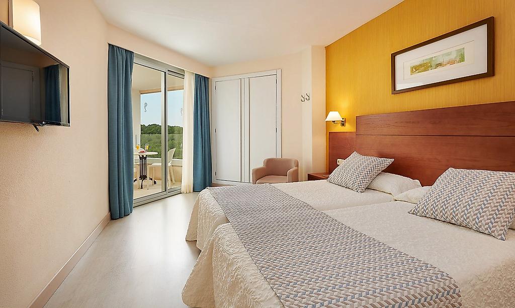 Hipotels Bahía Grande, Wohnbereich eines Apartments mit kleiner Küchenzeile.