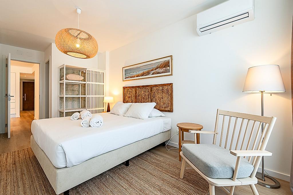 Pestana Porto Covo Village, Detailansicht der Dekoration und Einrichtung in einem stilvollen Apartment.