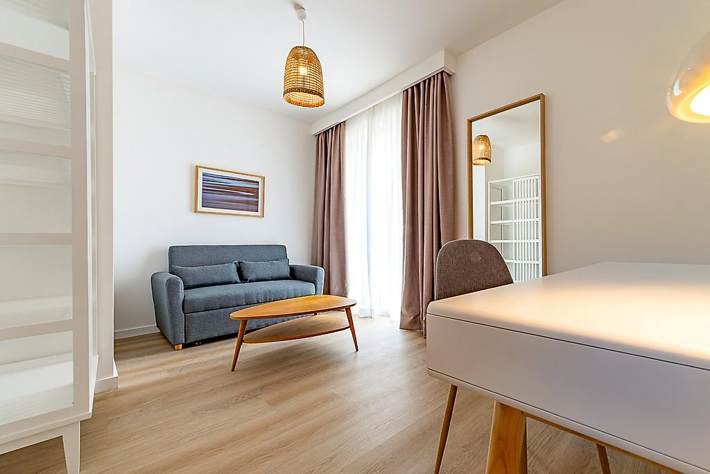 Pestana Porto Covo Village, Blick in den kombinierten Wohn- und Essbereich eines großzügigen Apartments.