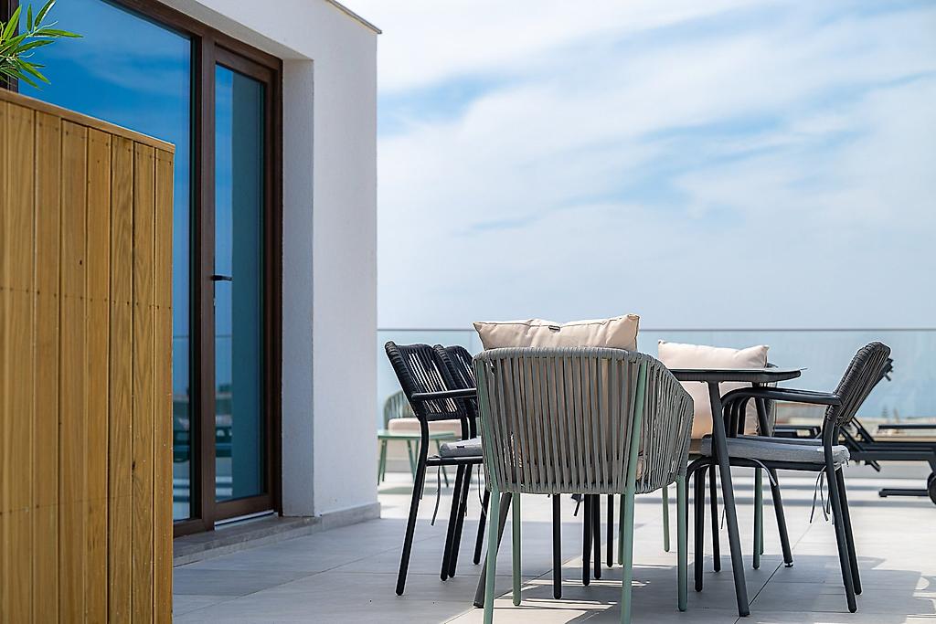 Pestana Porto Covo Village, Eingangsbereich der Anlage mit gepflegtem Vorgarten.