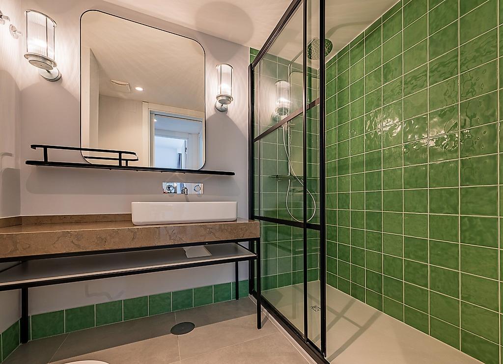 Pestana Porto Covo Village, Essbereich im Apartment mit modernem Tisch und bequemen Stühlen.