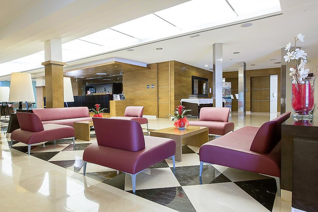 Hipotels Cala Millor Park, Großzügige Lobby mit Sitzgruppen und dekorativen Elementen.