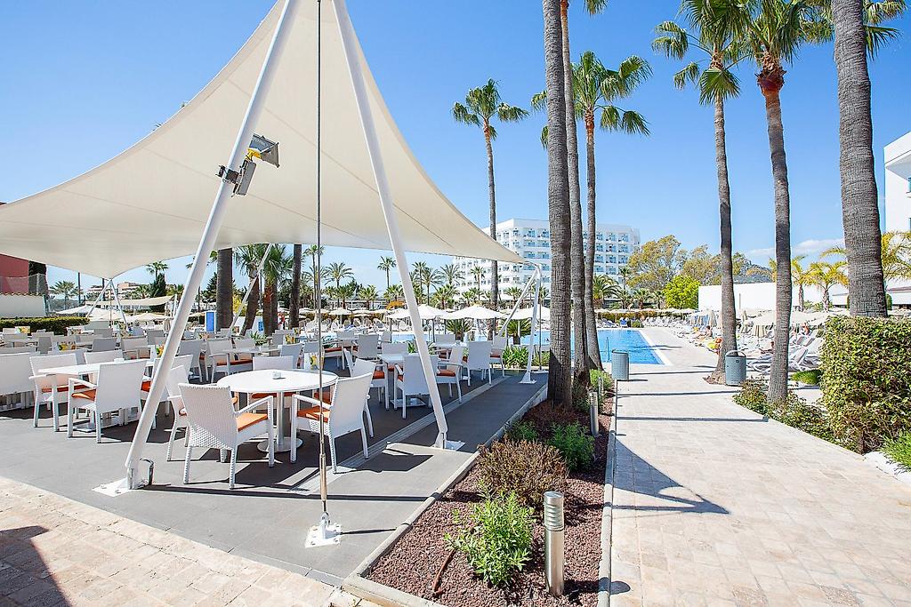 Hipotels Cala Millor Park, Poolbar mit Theke und schattigen Sitzplätzen.