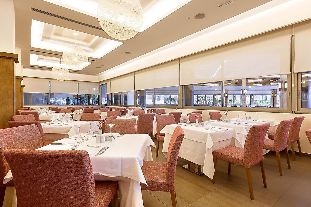 Hipotels Cala Millor Park, Restaurant mit gedeckten Tischen und modernem Look.