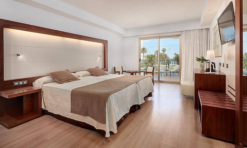 Hipotels Cala Millor Park, Zimmer aus zweitem Blickwinkel: Sitzgelegenheit und Stauraum.