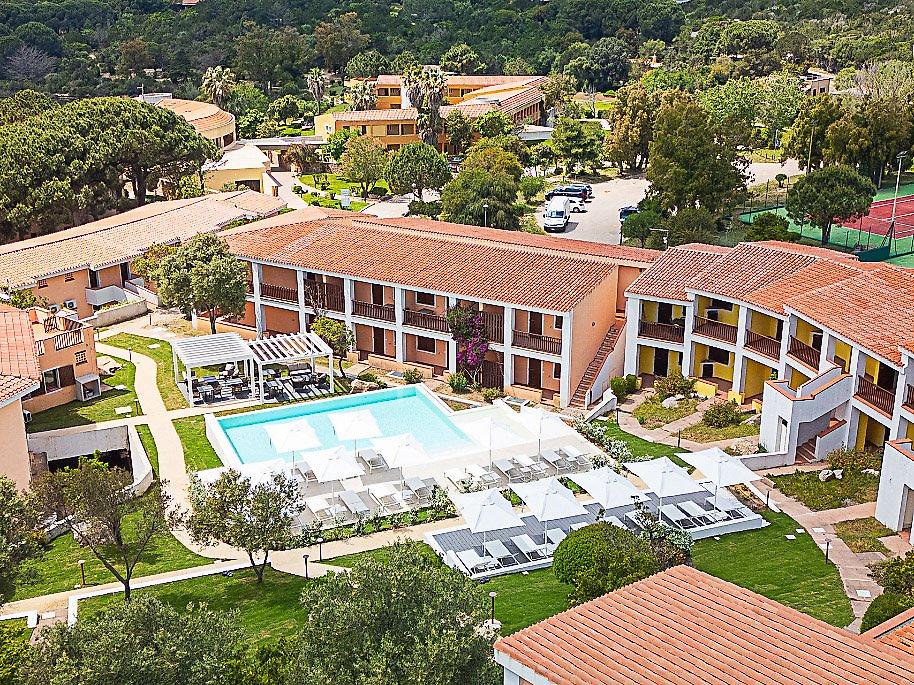 Residence Hotel Costa Serena, Luftaufnahme bzw. Blick von oben auf den geschwungenen Swimmingpool und die Liegeflächen.