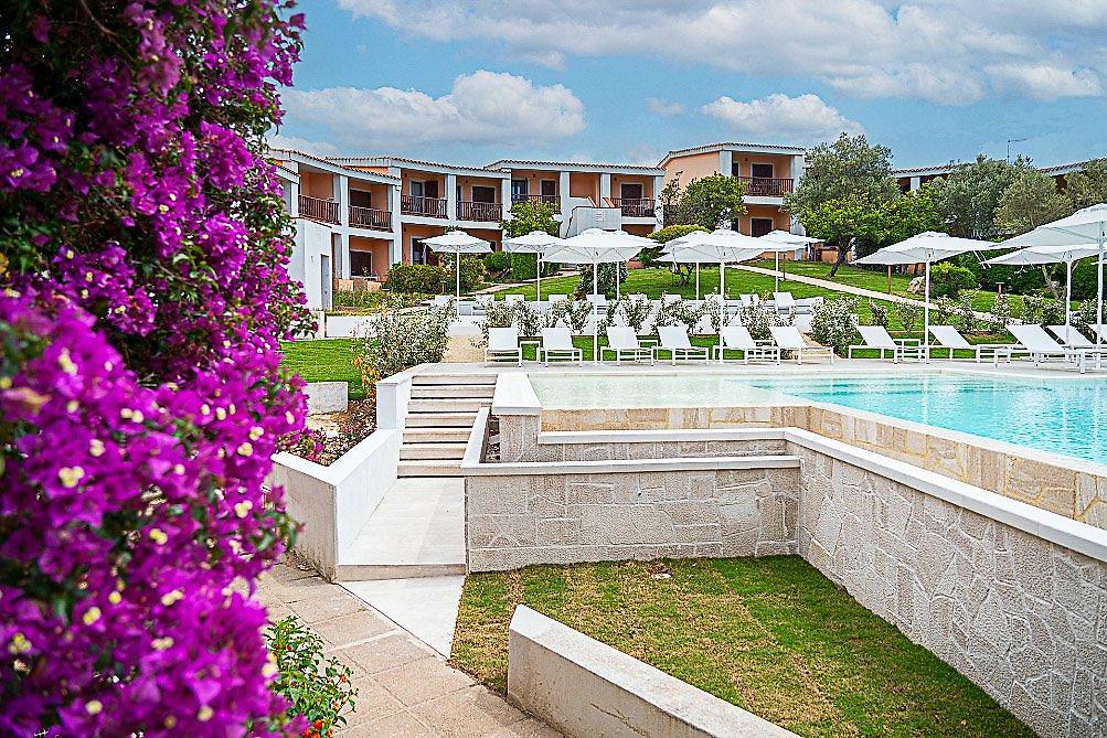 Residence Hotel Costa Serena, Blick auf die ins Wasser führende Pooltreppe für einen komfortablen Einstieg.
