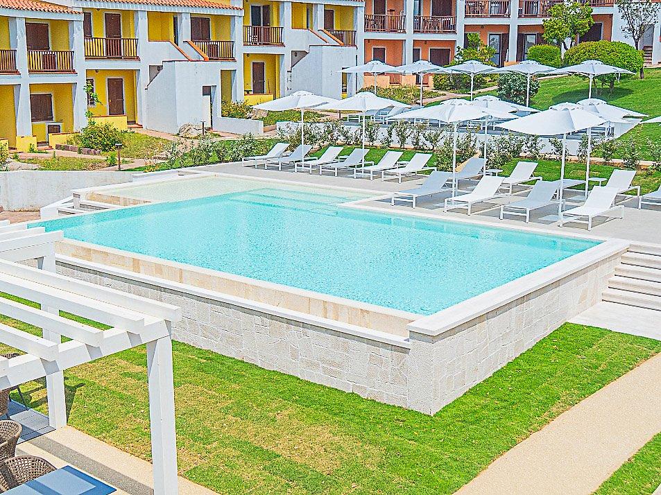 Residence Hotel Costa Serena, Ein weiterer Blick auf den einladenden Poolbereich mit Liegemöglichkeiten zum Entspannen.