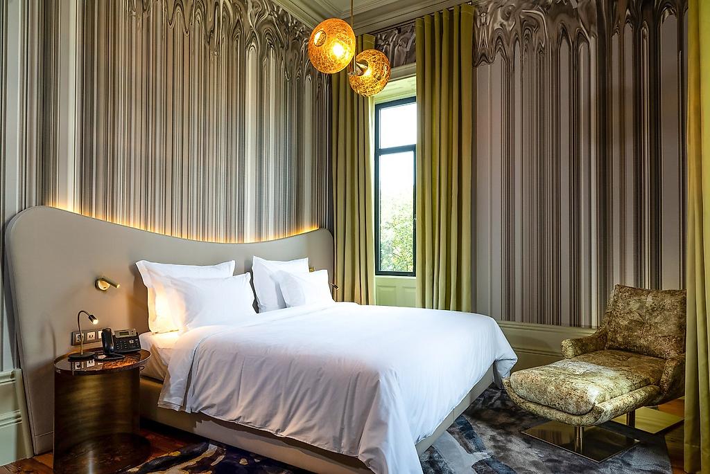 Vila Foz Hotel & Spa, Hell gestaltetes Hotelzimmer in Porto mit Doppelbett