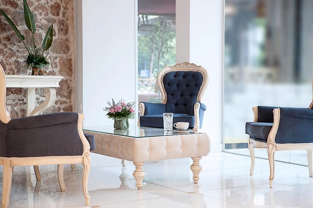 Acropolian Spirit Boutique Hotel, Lichtdurchfluteter Eingangsbereich des Hotels mit minimalistischem Design und hochwertigen Materialien.