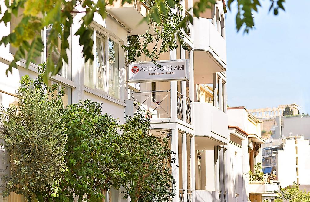 Acropolis Ami Boutique Hotel, Außenansicht des modernen Hotelgebäudes mit markanter Architektur in einer urbanen Umgebung.