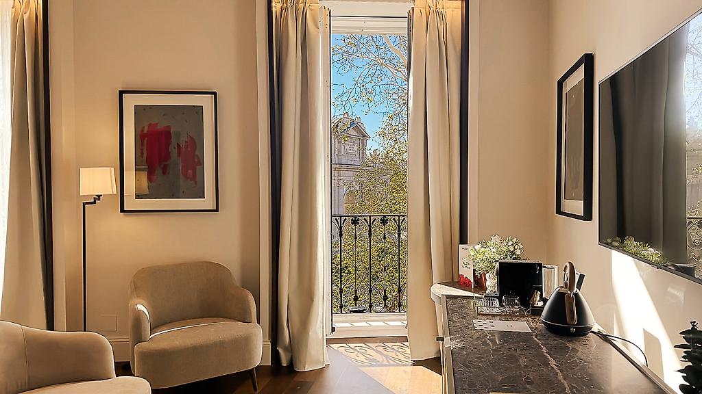 Hospes Puerta de Alcalá, Stilvolles Deluxe-Zimmer „Alcalá“ mit gemütlichem Bett, großen Fenstern und hochwertiger Einrichtung
