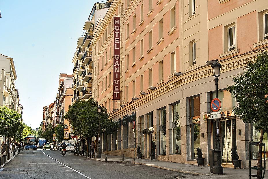 Hotel Ganivet, Strasse vor dem Hotel