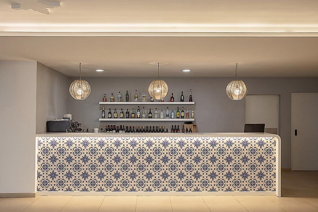 GRACE Smart Design Hotel, Geschmackvoll eingedeckte Tische im hoteleigenen Restaurant für ein feines Abendessen.
