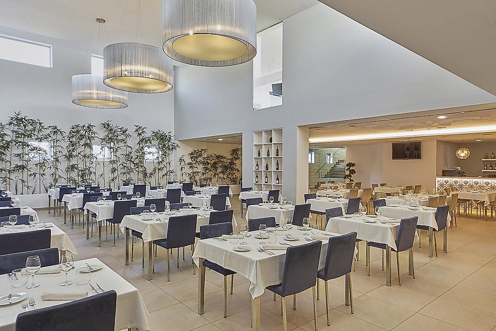 GRACE Smart Design Hotel, Einladender Blick in das gemütliche und stilvoll eingerichtete Hotelrestaurant.