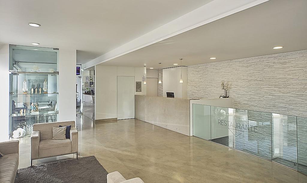 GRACE Smart Design Hotel, Großzügige und modern gestaltete Hotellobby mit stilvollen Empfangsmöbeln.