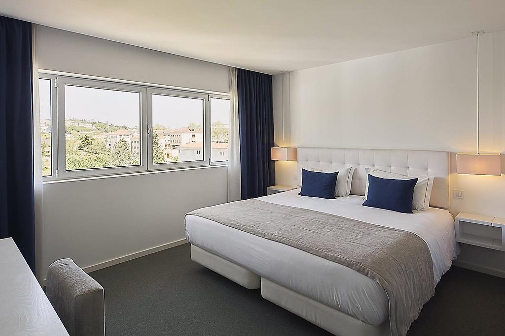 GRACE Smart Design Hotel, Komfortables Hotelzimmer mit moderner Einrichtung und gemütlicher Atmosphäre.