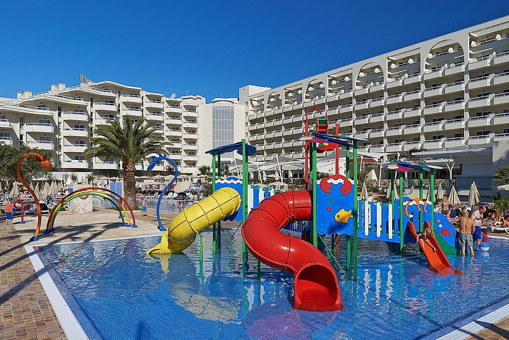 Hipotels Coma Gran, Kinder‑Wasserpark mit Rutschen und Spritzbereichen.