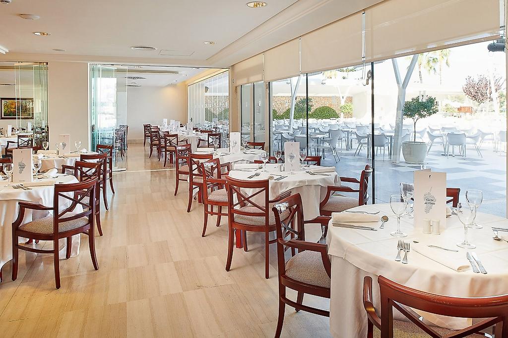 Hipotels Coma Gran, Restaurant mit eingedeckten Tischen und hellem Design.