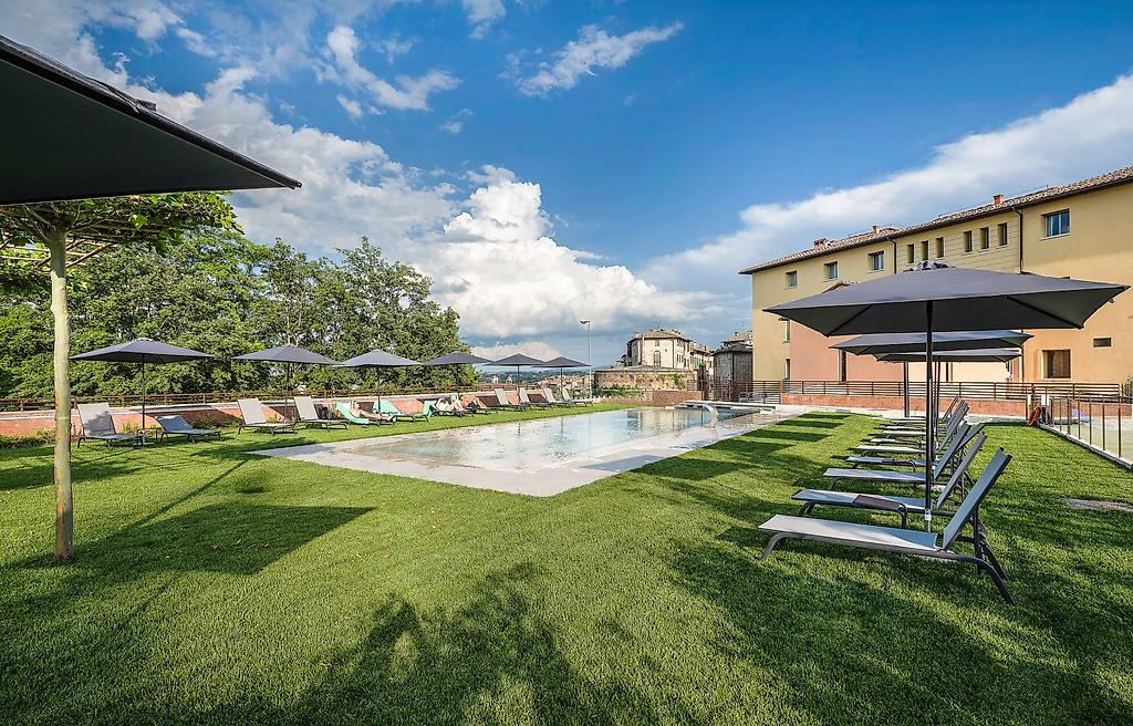 Palazzo San Lorenzo Hotel & Spa, Swimmingpool der Hotelanlage in Florenz mit Sonnenliegen