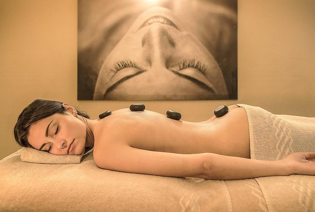 Palazzo San Lorenzo Hotel & Spa, Wohltuende Hot-Stone-Massage in der entspannten Atmosphäre des Wellnessbereichs.