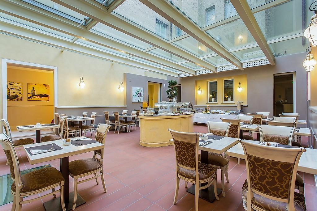 Palazzo San Lorenzo Hotel & Spa, Lichtdurchfluteter Frühstücksraum mit elegant eingedeckten Tischen für einen perfekten Start in den Tag.