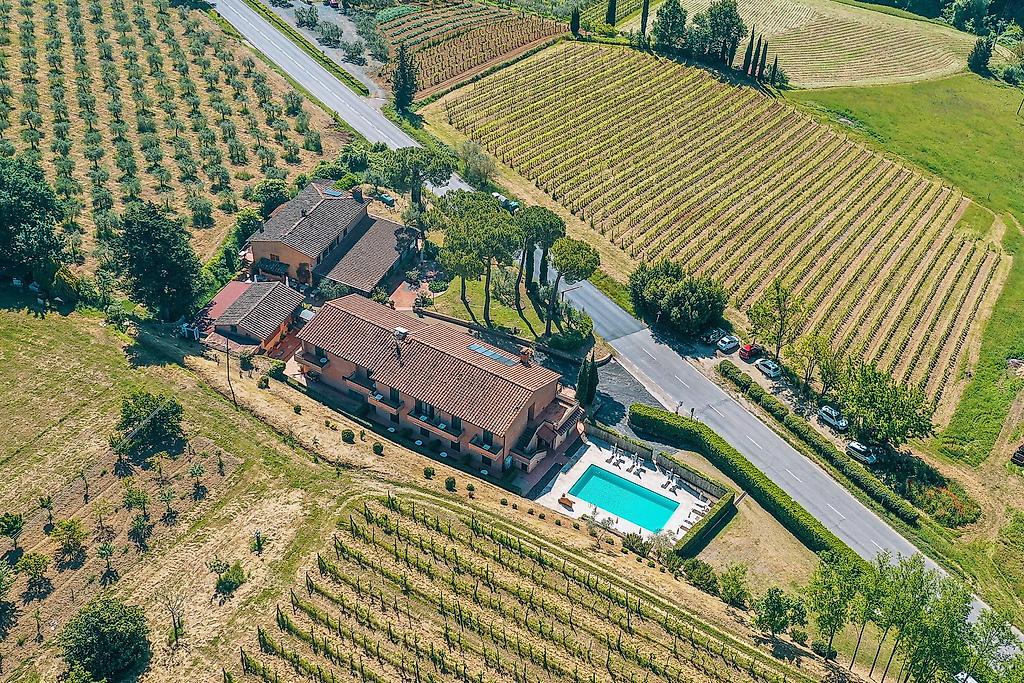 Hotel Le Colline, Drohnenaufnahme der gesamten Hotelanlage im Grünen.