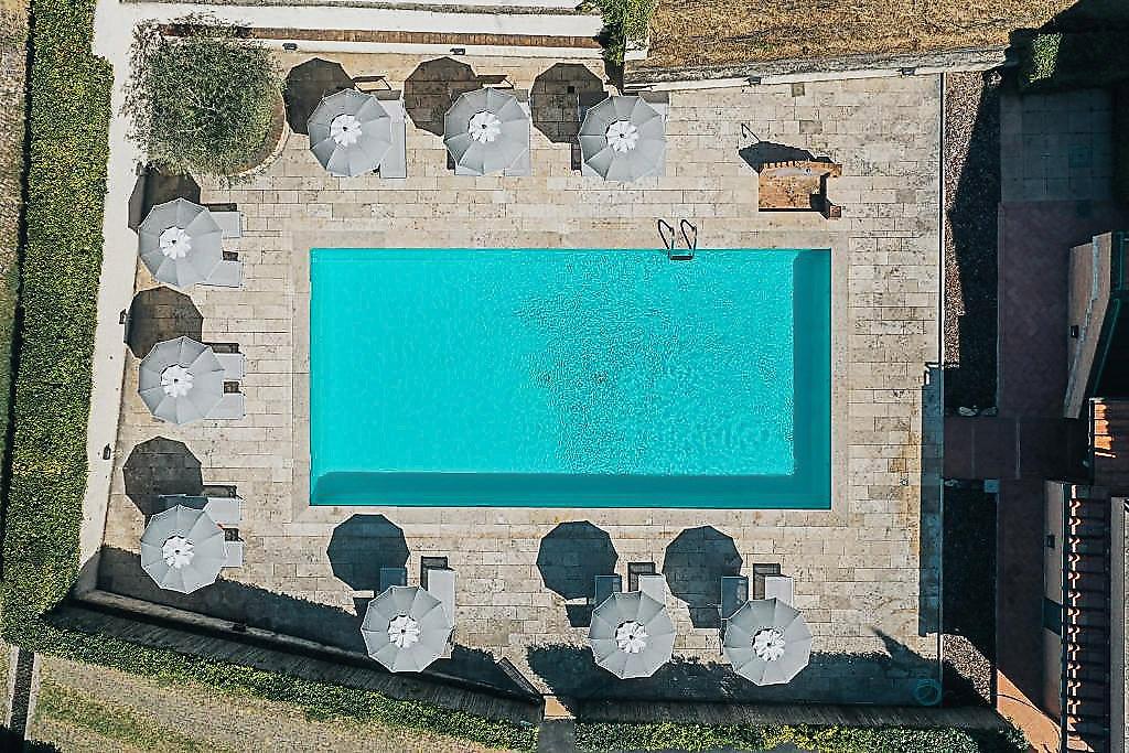 Hotel Le Colline, Luftaufnahme der Swimmingpool-Anlage im Hotelbereich.