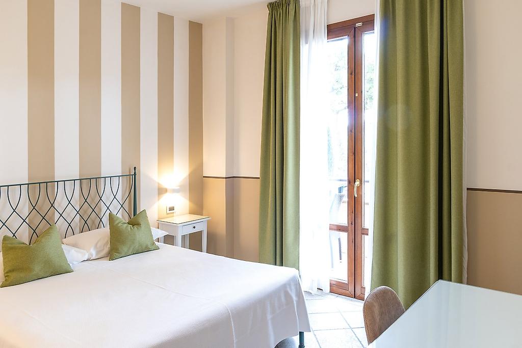 Hotel Le Colline, Einladendes Doppelzimmer mit moderner Möblierung.