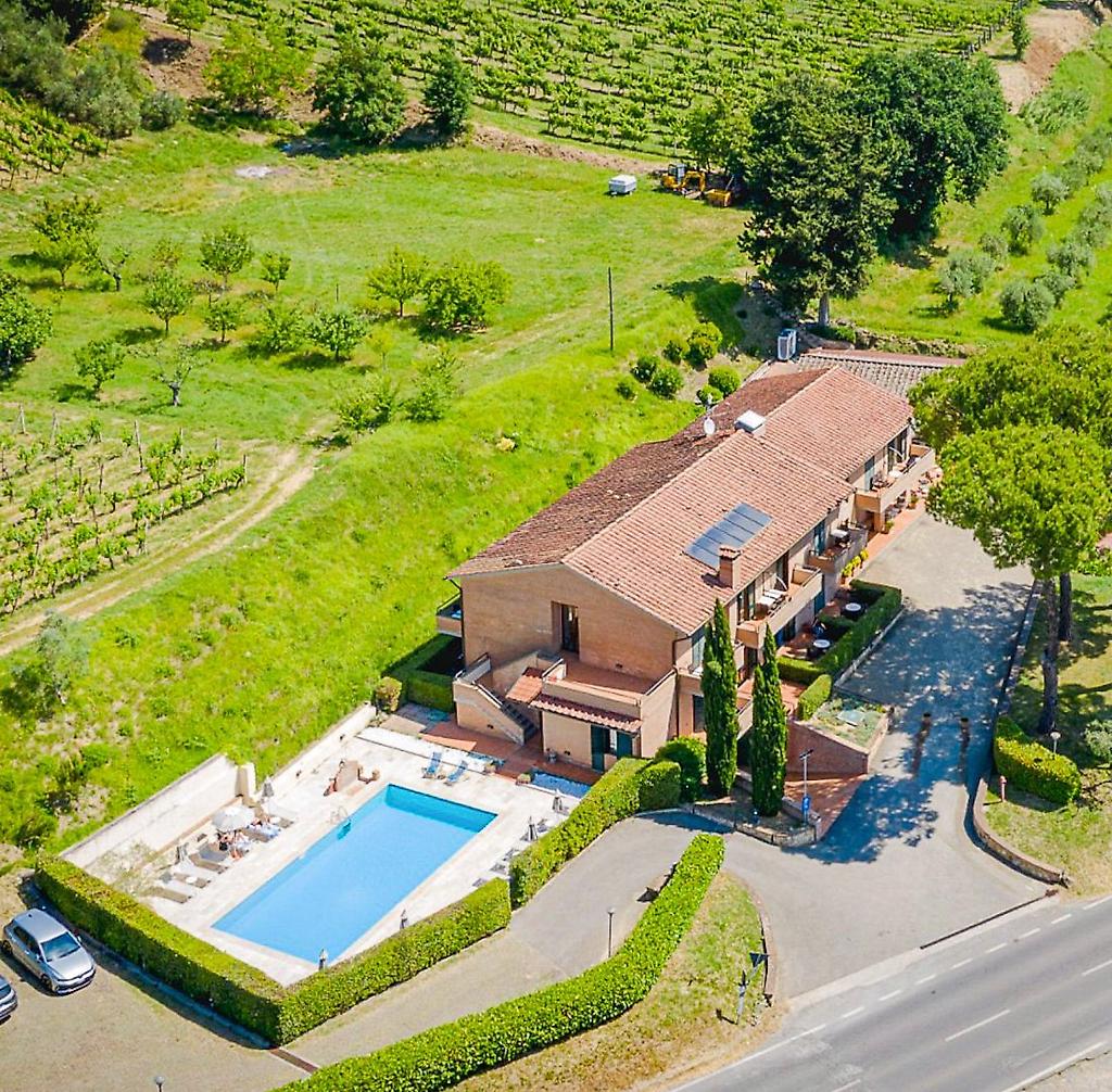 Hotel Le Colline, Gesamtansicht der Hotelanlage mit Außenbereich und Bepflanzung.