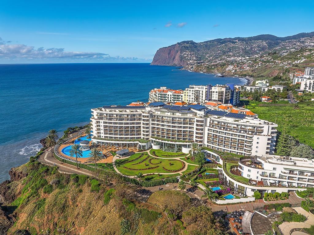 Pestana Grand – Premium Ocean Resort, Fassade des Hotelkomplexes bei Tageslicht.
