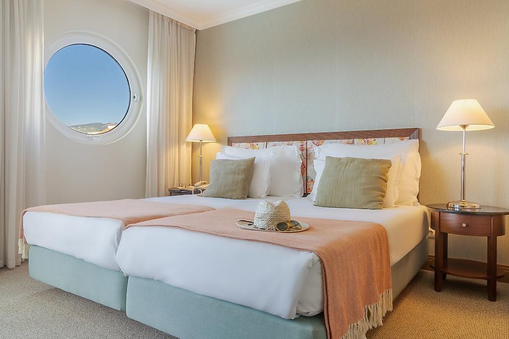 Pestana Grand – Premium Ocean Resort, Geräumiger Wohnbereich einer Suite mit hochwertiger Ausstattung.