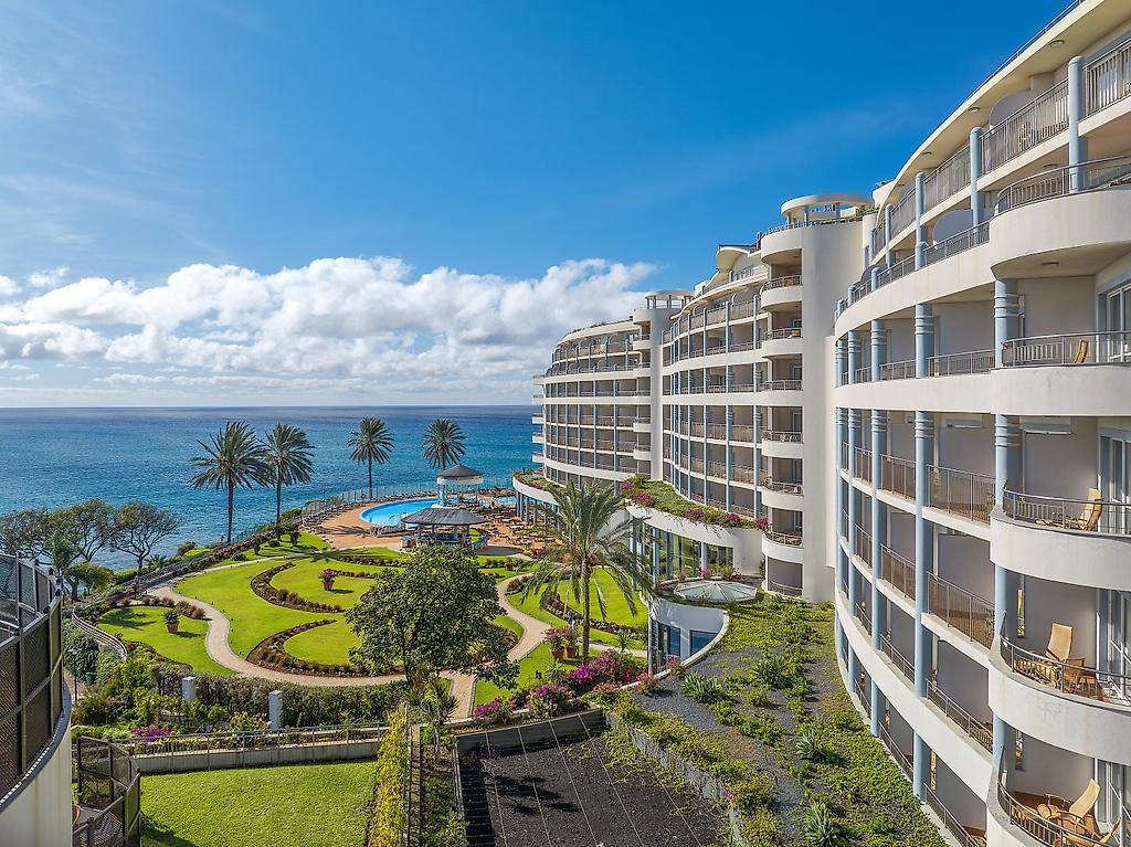 Pestana Grand – Premium Ocean Resort, Blick auf die Architektur und Fensterfronten des Hotels.