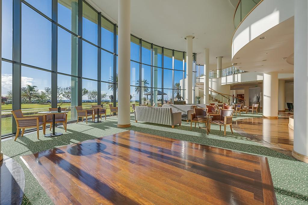 Pestana Grand – Premium Ocean Resort, Weitläufige und stilvoll gestaltete Hotel-Lobby.