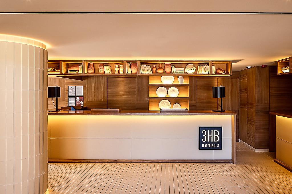 3HB Falésia Garden, Lobby des Hotels mit Rezeption und Sitzecken