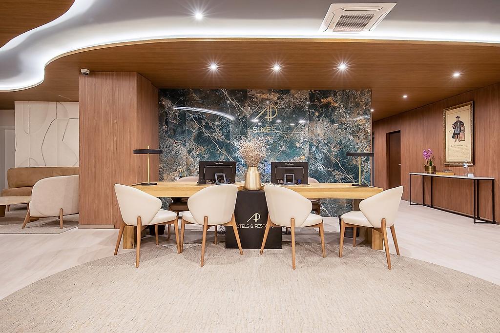 AP Sines - Costa Alentejana, Großzügige und modern gestaltete Eingangshalle der Hotellobby.