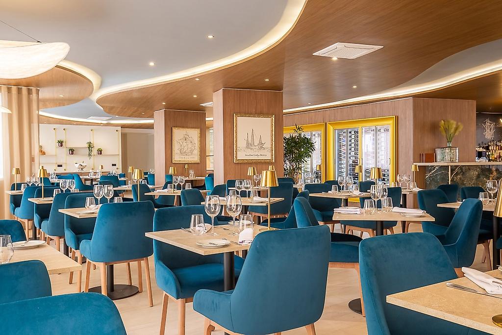 AP Sines - Costa Alentejana, Helles Hotelrestaurant mit gedeckten Tischen und moderner Einrichtung.