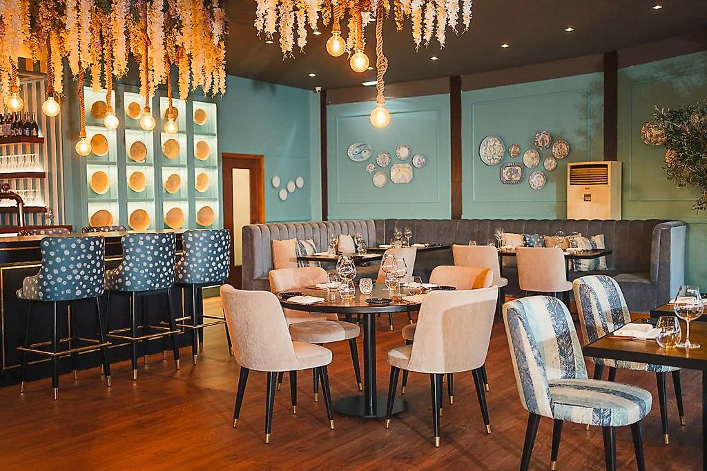Wine & Books by the Sea, Algarve Resort, Stilvoller Innenbereich des Restaurants Primadonna mit moderner Einrichtung und einladendem Ambiente