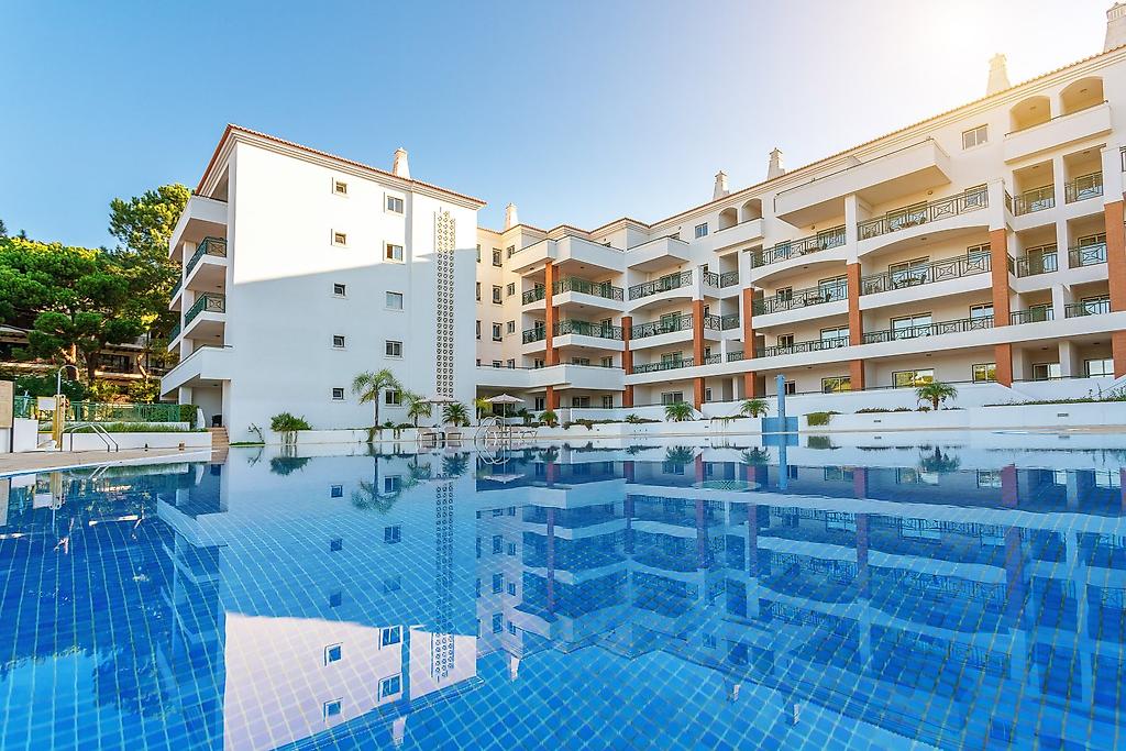 AP Victoria Sports & Beach Hotel, Großer Swimmingpool im Außenbereich mit Sonnenliegen und Sonnenschirmen.